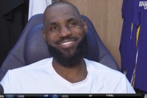 对判罚不满影响了比赛节奏？詹姆斯笑道：我不知道 不知道不知道!