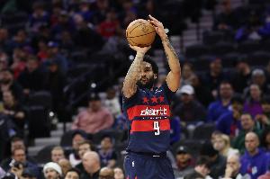 积极性不错！AJ·约翰逊上篮打板弹筐 尚帕尼泰山压顶单手补扣