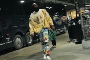 登哥你不要太帅！哈登嘻哈风造型抢镜 亮黄外套搭花牛仔潮范十足