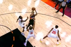 古典！布克单打布伦森 撤步中距离跳投打进还造成后者犯规