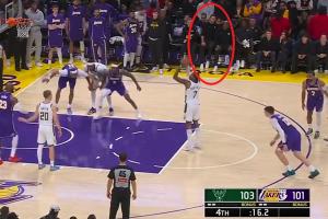 小波特第三罚不中 雷迪克看到后跳起挥手示意詹姆斯赶紧进攻