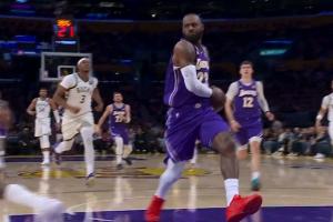 装到了！詹姆斯快攻一条龙大回环炸球过掉小波特还瞪一眼&扣篮