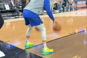 今天穿队友的鞋比赛？小吧直击：库里穿巴特勒签名鞋参加赛前训练