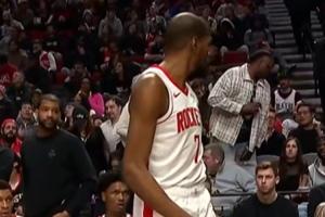 很生气😡现场回放：杜兰特暂停时在替补席上怒砸水瓶