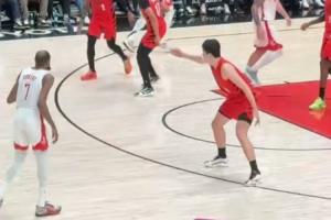 意识到位！杜兰特欲单打杨瀚森 小杨赶紧示意乐福过来协防！