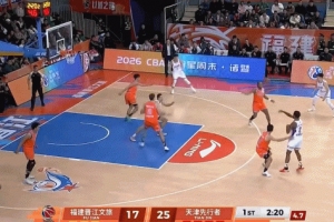 这球也能进！林庭谦对抗后顶着防守强投 漂移压哨打板三分再中！