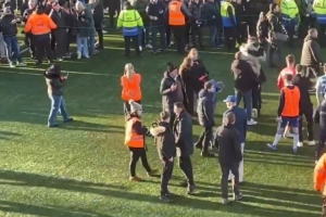 爆大冷！麦克尔斯菲尔德主帅约翰·鲁尼与老板一同入场庆祝晋级