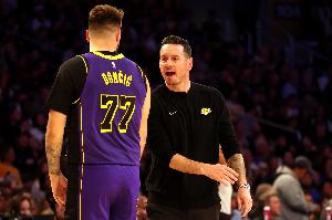 雷迪克：东契奇为我们赢了那么多比赛 他自然会有状态不好的时候