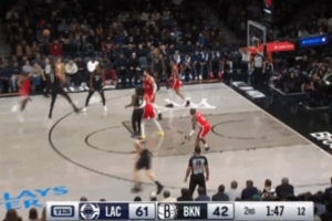 登式精准！哈登高高跃起 指尖精准帽掉小波特的三分投篮