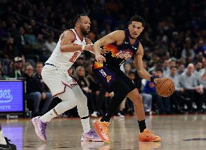 布克：布伦森是联盟最难防的球员之一 他很灵活能在三个层次得分