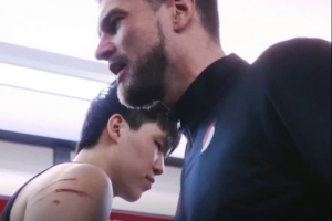 五连胜！斯普利特赛后更衣室满脸笑容 杨瀚森手臂抓伤清晰可见