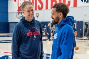 特雷·杨本赛季是否会复出？奇才主帅：首要任务是让他恢复健康