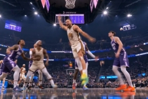 开场很活跃！库里助攻波斯特抛投&自己突破2+1