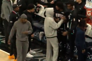 这是……！莫兰特身穿帽衫在替补席与一众队友握手撞胸以示支持