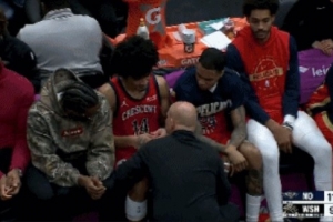 应该问题不大！皮维拼抢篮板落点球时手受伤被换下 队医检查情况