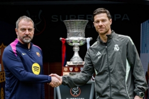 大战在即！阿隆索、弗里克与西超杯奖杯合影