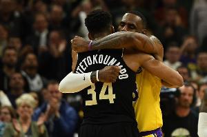 湖记：詹姆斯送字母哥一件23号签名球衣 后者向队友炫耀直接穿上