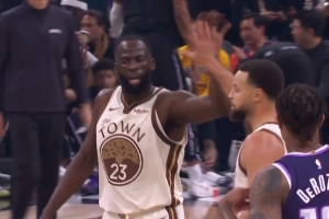 百步穿杨！库里侧翼接球三分命中 帮助勇士扩大领先打停国王