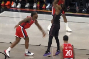 高难度！特伦斯·曼恩强攻老队友小卡 转身后仰中投命中