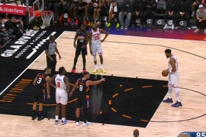 有点抽象了！瑞安·邓恩抢下篮板在人堆里秀背运 唐斯直接抢断2+1