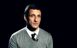 每体：贝莱蒂现场观看巴萨篮球队比赛，受到球迷鼓掌致敬