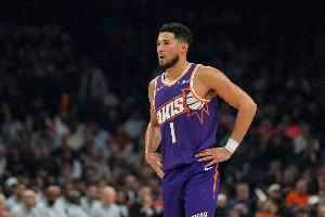 靠谱火力！布克半场11中5拿到17分4助 三分3中2