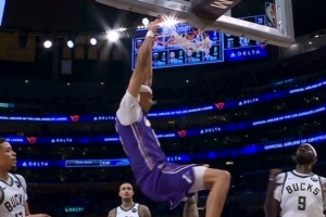 丝滑！詹姆斯转身过掉防守送抛传 海斯起飞大力灌篮