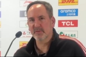 山东男篮助教：谢智杰的表现非常好 他不畏强敌 敢于挑战周琦