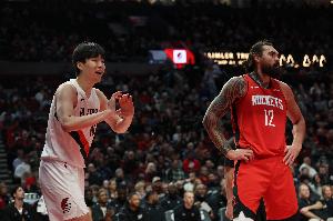 解说：杨瀚森就专注于跟亚当斯肉搏 主打一个谁也别跳 效果很好