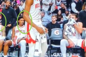 吓到！KD怒砸水瓶水花四溅 小贾+阿门呆呆看着不敢说话！