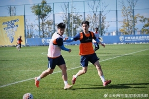 今天上午球队进行了冬训首次队内对抗赛，橙队以3比2战胜白队