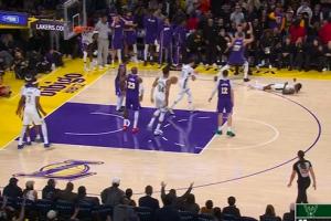 湖人生涯首次被罚下！东契奇对小波特三分犯规&6犯犯满离场