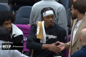 略显拘谨！比赛期间特雷·杨来到奇才替补席 和新队友打招呼