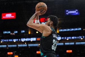 杀疯了！卡马拉45°三分命中 半节不到4中4已砍10分