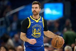 库里谈球迷喊斯潘塞：他有段时间不可思议 几乎帮我们赢下三场