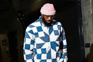 大战字母哥！湖人官推晒赛前入场照 詹姆斯东契奇领衔