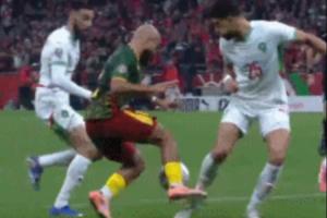 是点球吗？姆伯莫突入禁区痛苦倒地，裁判未判给喀麦隆队点球