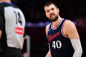 该说你什么好！祖巴茨发球失误 篮网连续前场篮板&最终杰明三分