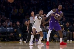 穿针引线！詹姆斯同样战术连续送出助攻 湖人2记三分打停雄鹿