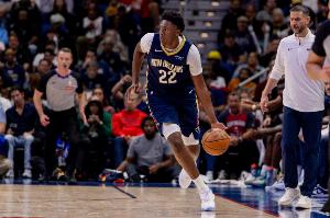 是会发牌的！奎因弧顶送出长传 墨菲人到球到完成空接暴扣