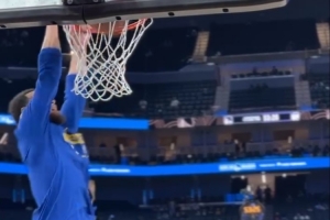 今日份扣篮请查收~小吧现场直击>库里赛前惯例式自抛自扣