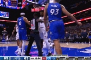 看着挺危险！恩比德上篮被庞达撞翻 双方小冲突