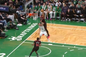 特里心理阴影同款！博伊尔斯抢断后空接单臂将普理查德扣翻在地！