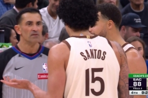 桑托斯篮板卡位时被吹犯规 勇士挑战成功&威少犯规 桑托斯被补吹T