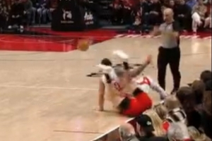 拓媒：杨瀚森扑抢地板球头部被亚当斯屁股压住 真够强硬 得夸一下