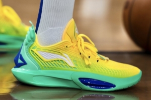 和球衣还挺搭！库里热身上脚李宁巴特勒3代 巴西配色很清爽