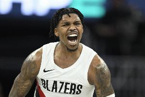 替补火力点！凯莱布·乐福半场9中4拿到10分1篮板