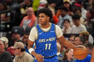 疑似腿部不适！小理查德森首节返回更衣室 次节已回到场上