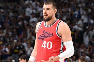 失误+1！祖巴茨持球背打 遭克拉克斯顿绕前抢断