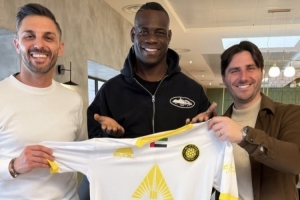 斯基拉：巴洛特利与伊蒂法克球衣合影，明日签约至2028年